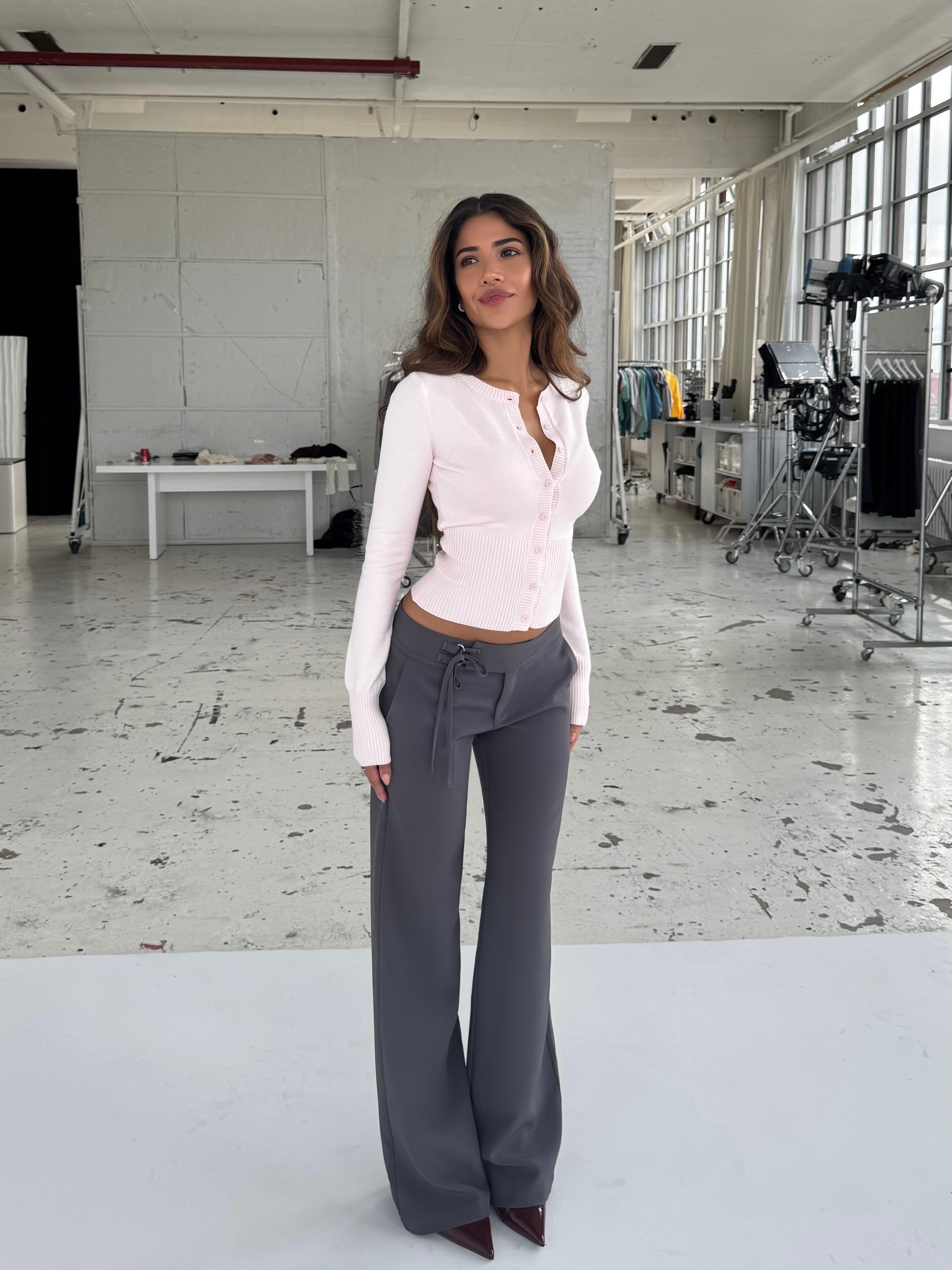 Buckle low waist bukser - mørk grå