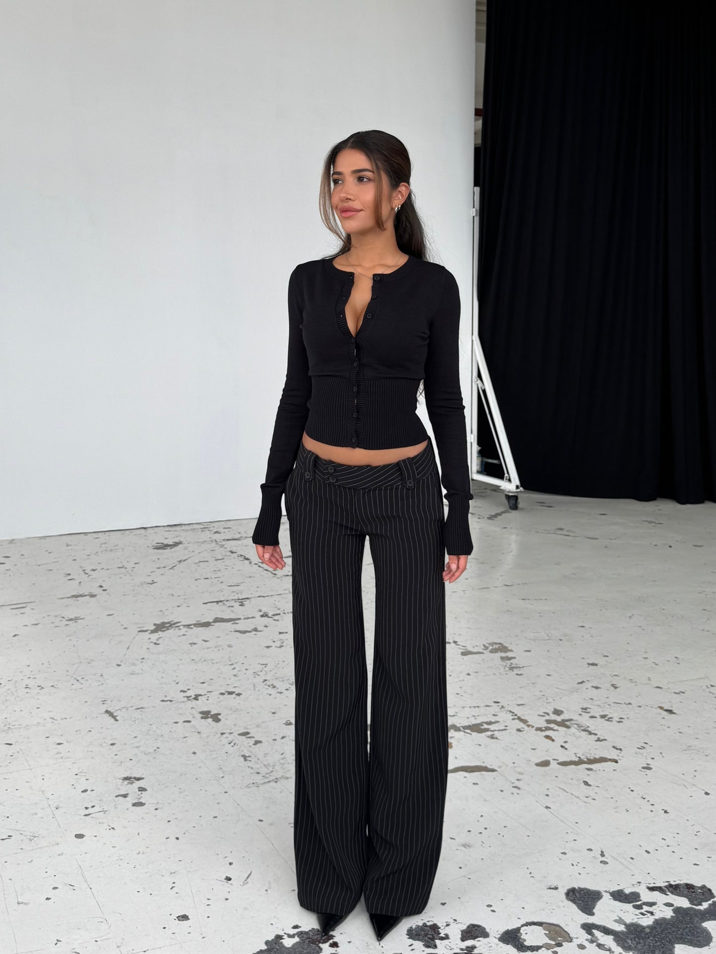 Button low waist bukser - sort stribet