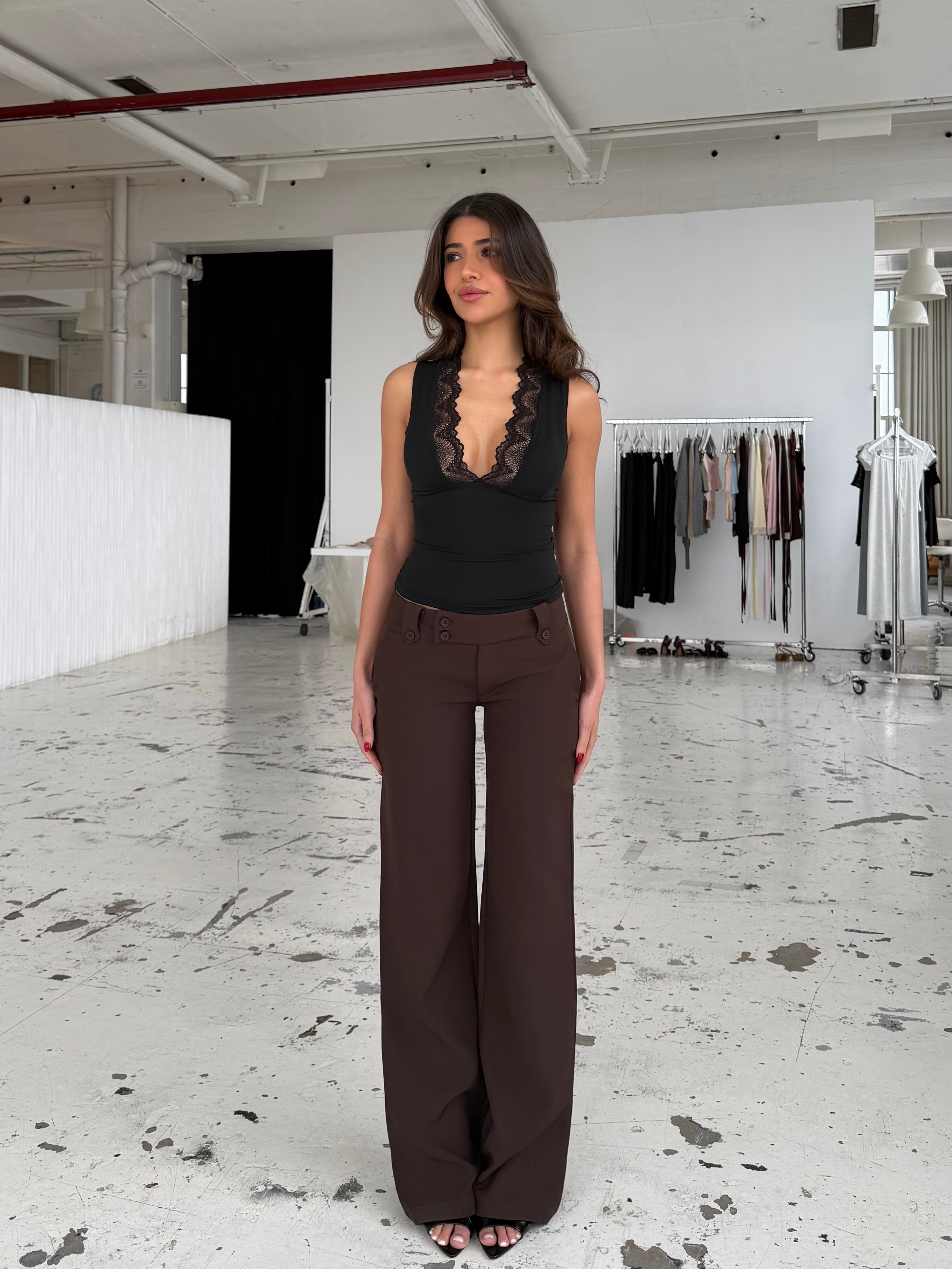 Button low waist bukser - mørk brun